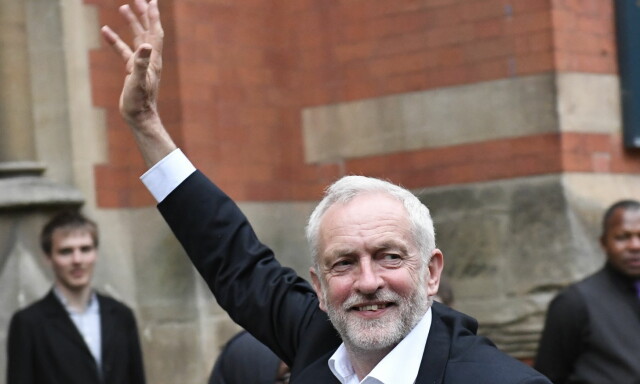 Corbyn hyllet som en rockestjerne på hjemmebane. May buet på hos slakteren. Snart avgjøres statsministerduellen